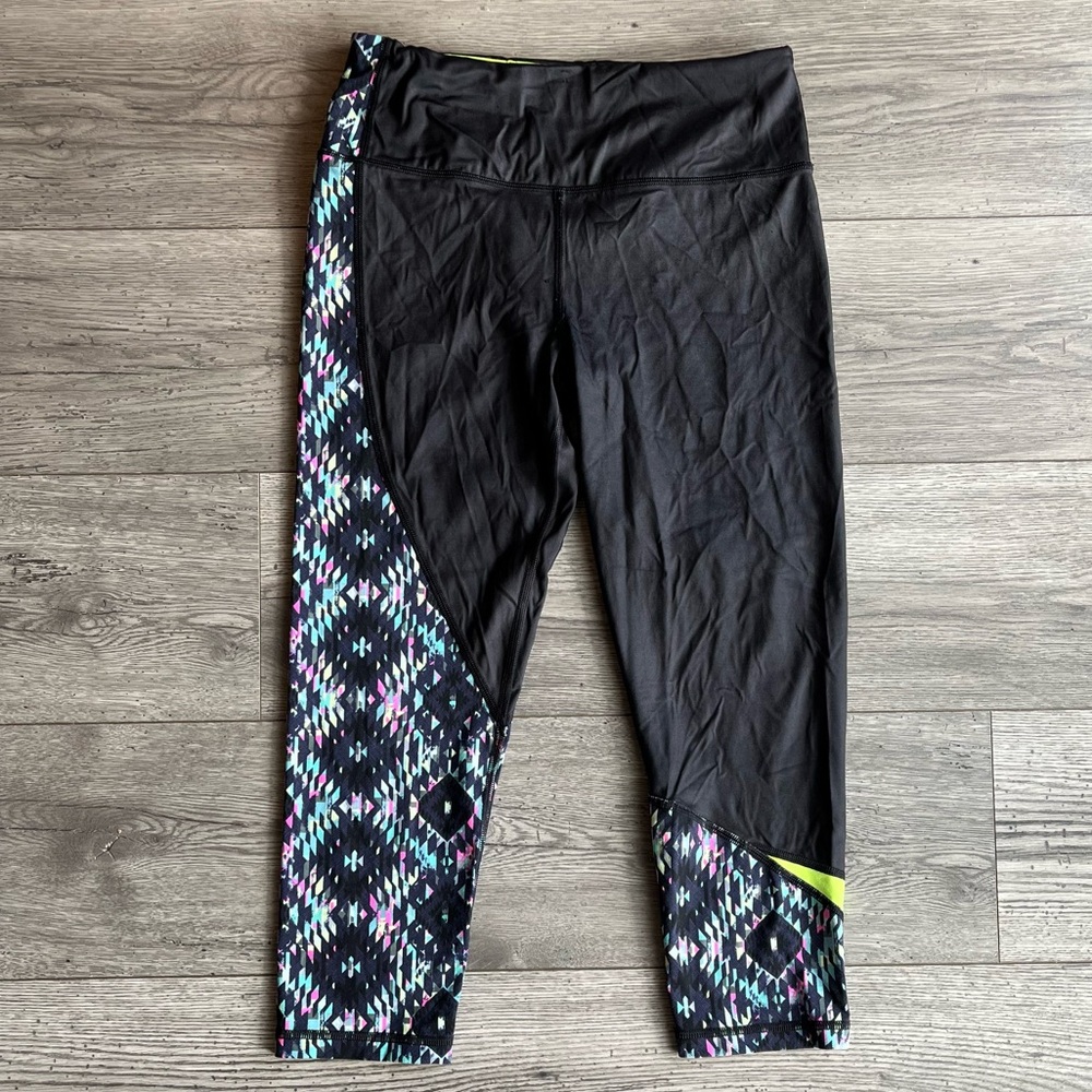 VSX Sport Knockout by Victoria’s Secret Capri Crop Legging Geometric Medium
